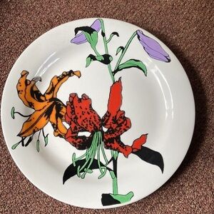MIKA’SA accent plate. Dynamic tiger lilies pop off the surface of this charger.